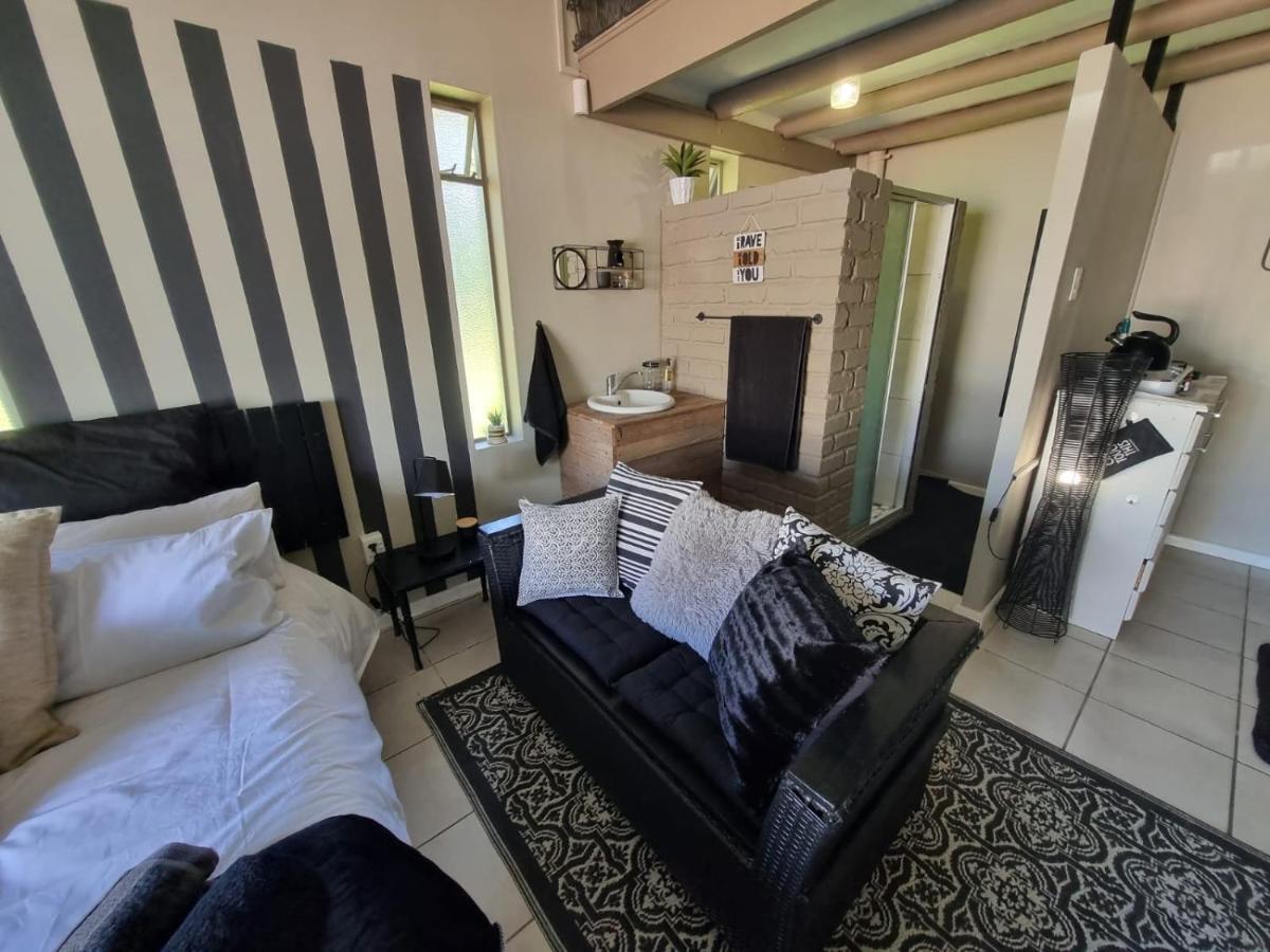 Angel 8 Airbnb Apartment 2 Robertson Bagian luar foto