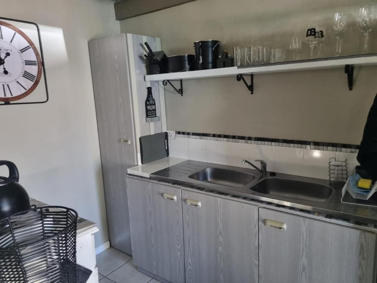 Angel 8 Airbnb Apartment 2 Robertson Bagian luar foto