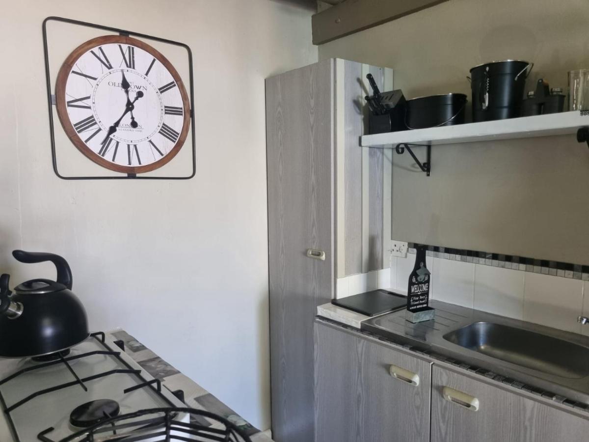 Angel 8 Airbnb Apartment 2 Robertson Bagian luar foto
