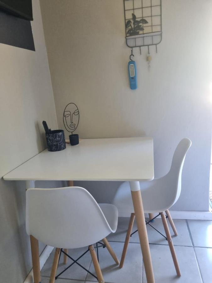 Angel 8 Airbnb Apartment 2 Robertson Bagian luar foto